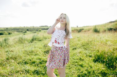 güzel bir kız bir yürüyüş