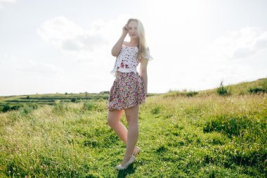 güzel bir kız bir yürüyüş