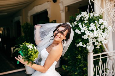 Güzel gelin düğün gününde poz veriyor