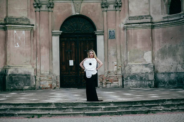 Ładna dziewczyna w stylowy sukienka — Zdjęcie stockowe