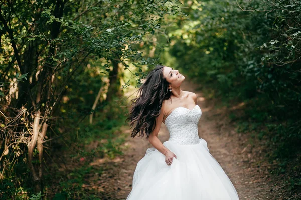 Hermosa novia posando en su día de boda —  Fotos de Stock