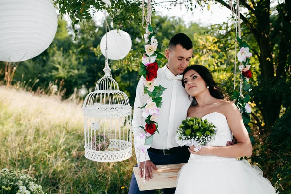 Bröllop skott av bruden och brudgummen i park — Stockfoto