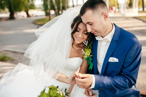 Colpo nuziale di sposa e sposo in parco — Foto Stock