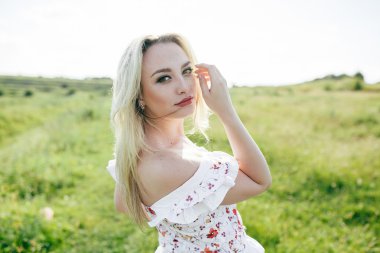 güzel bir kız bir yürüyüş