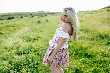 güzel bir kız bir yürüyüş