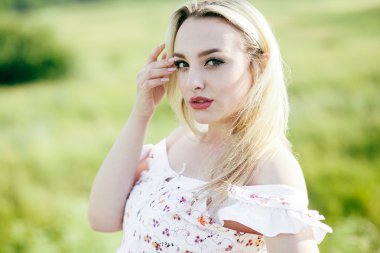 güzel bir kız bir yürüyüş