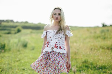 güzel bir kız bir yürüyüş