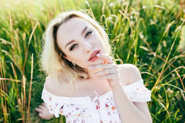 güzel bir kız bir yürüyüş