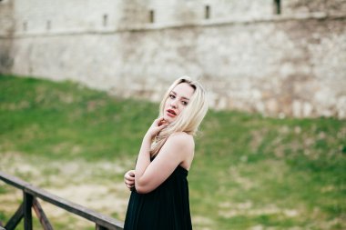 şık elbiseli güzel kız