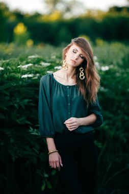 Bir çiçekli bahar parkta poz güzel genç kadın