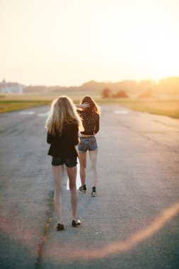 İki genç kız arkadaşım yürüme. yaşam tarzı