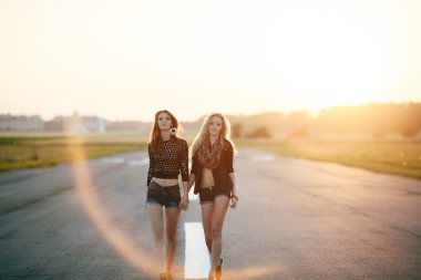 İki genç kız arkadaşım yürüme. yaşam tarzı