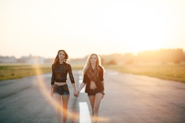 İki genç kız arkadaşım yürüme. yaşam tarzı