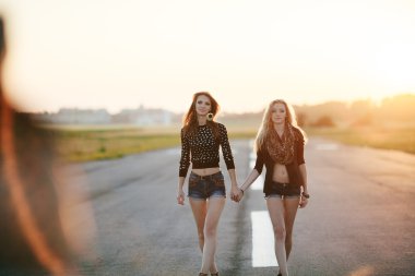 İki genç kız arkadaşım yürüme. yaşam tarzı