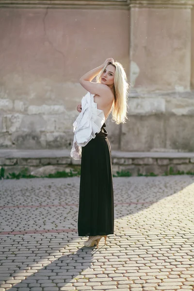 Menina bonita em vestido elegante — Fotografia de Stock