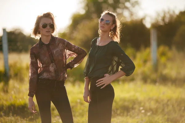 Dos novias jóvenes en gafas de sol divirtiéndose. Estilo de vida — Foto de Stock