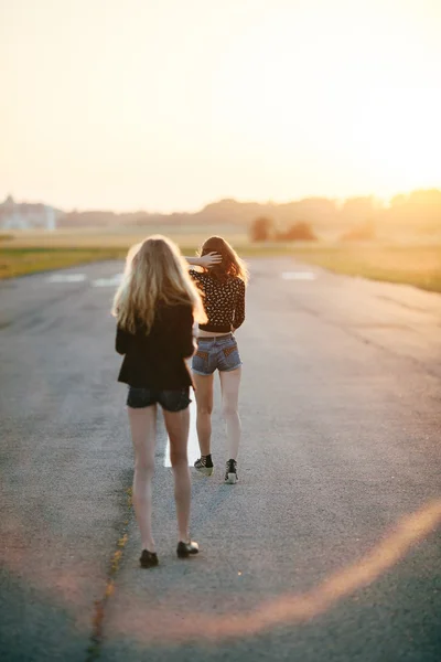 两个年轻的女友一起散步。生活方式 — 图库照片