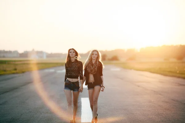 Dos novias caminando. estilo de vida —  Fotos de Stock