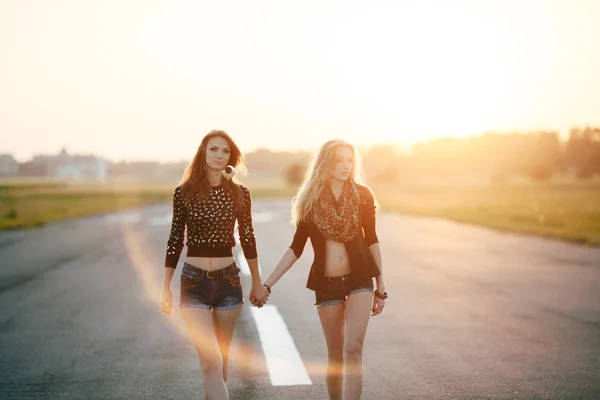 两个年轻的女友一起散步。生活方式 — 图库照片