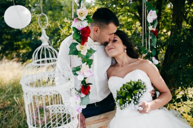 Güzel gelin düğün gününde poz veriyor