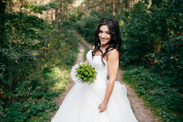 Hermosa novia posando en su día de boda —  Fotos de Stock