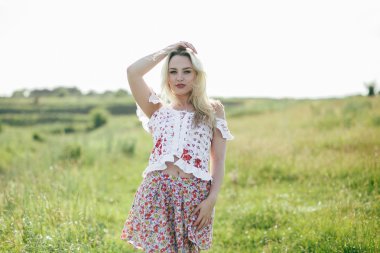 güzel bir kız bir yürüyüş