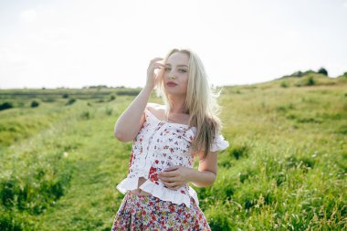 güzel bir kız bir yürüyüş