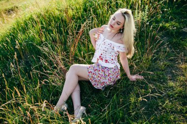 güzel bir kız bir yürüyüş