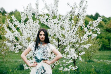 Bahar yürüyüş kız güzel bir vişne Bahçesi