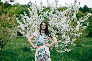 Bahar yürüyüş kız güzel bir vişne Bahçesi