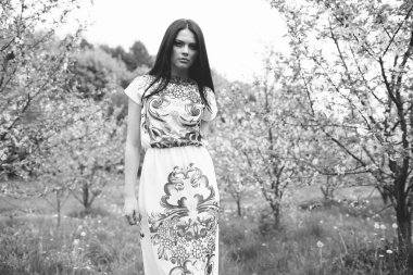 Bahar yürüyüş kız güzel bir vişne Bahçesi