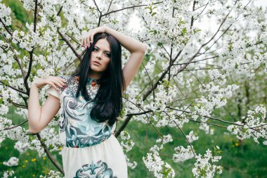 Bahar yürüyüş kız güzel bir vişne Bahçesi