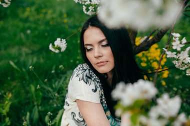 Bahar yürüyüş kız güzel bir vişne Bahçesi