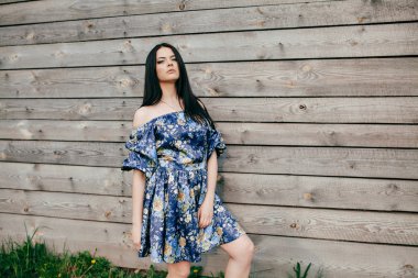 Bahar yürüyüş kız güzel bir vişne Bahçesi