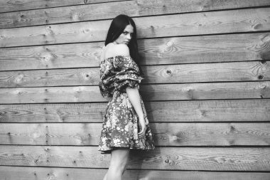 Bahar yürüyüş kız güzel bir vişne Bahçesi