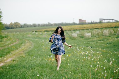 Bahar yürüyüş kız güzel bir vişne Bahçesi