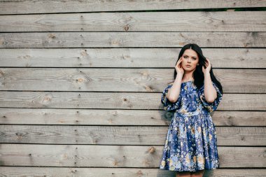 Bahar yürüyüş kız güzel bir vişne Bahçesi