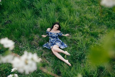 Bahar yürüyüş kız güzel bir vişne Bahçesi