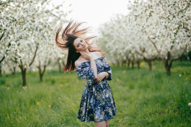 Bahar yürüyüş kız güzel bir vişne Bahçesi
