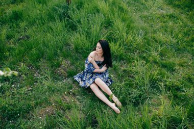 Bahar yürüyüş kız güzel bir vişne Bahçesi