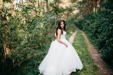 Güzel gelin düğün gününde poz veriyor