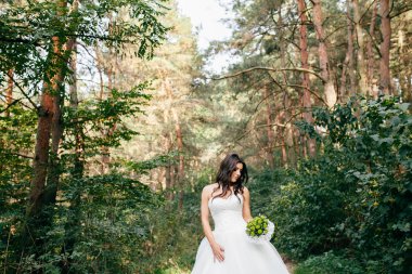 Güzel gelin düğün gününde poz veriyor