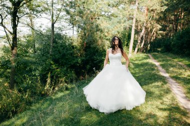 Güzel gelin düğün gününde poz veriyor