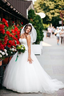 Güzel gelin düğün gününde poz veriyor