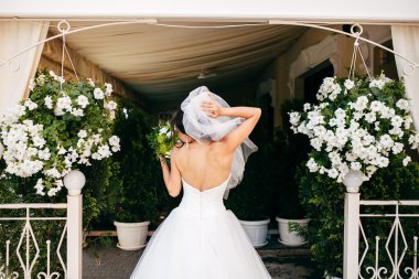 Güzel gelin düğün gününde poz veriyor