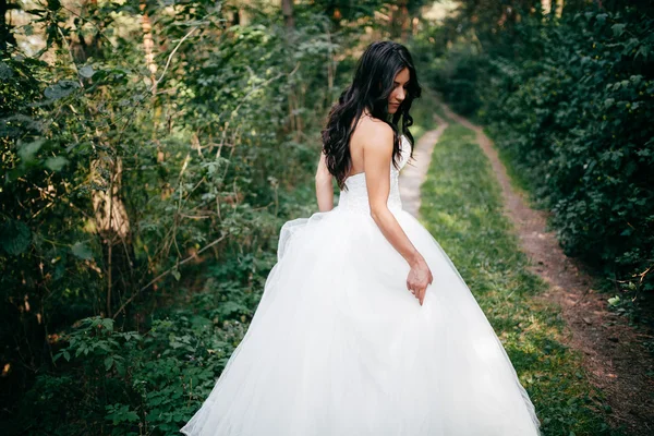 Bela noiva posando em seu dia do casamento — Fotografia de Stock