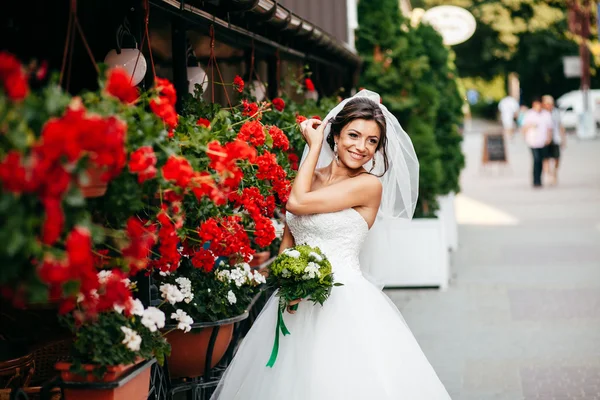 Hermosa novia posando en su día de boda — Foto de Stock