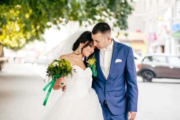 Colpo nuziale di sposa e sposo in parco — Foto Stock