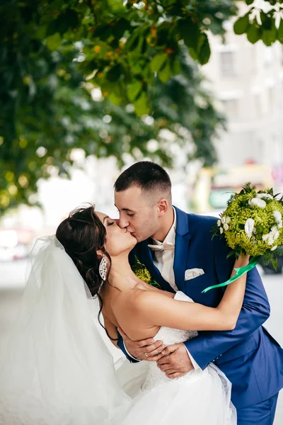 Tiro de casamento de noiva e noivo no parque — Fotografia de Stock