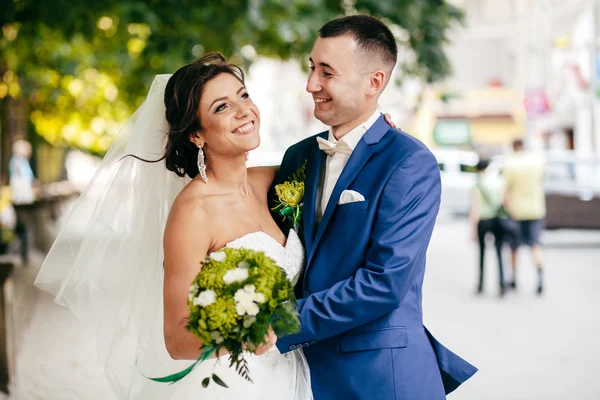 Весільний знімок нареченого і нареченого в парку — стокове фото